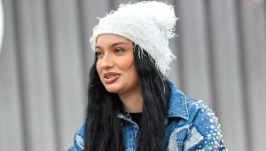 Viki Gabor w rozpuszczonych włosach, białej czapce i jeansowej kurtce w studiu "halo tu polsat"