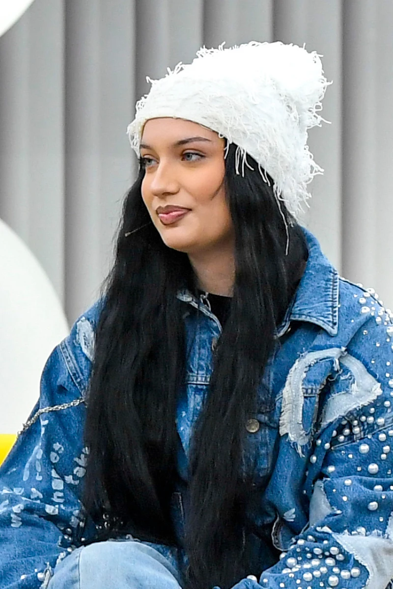 Viki Gabor w rozpuszczonych włosach, białej czapce i jeansowej kurtce w studiu "halo tu polsat"