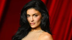 Kylie Jenner pozuje przy choince. Ubrała kusy żakiet z prowokującym dekoltem