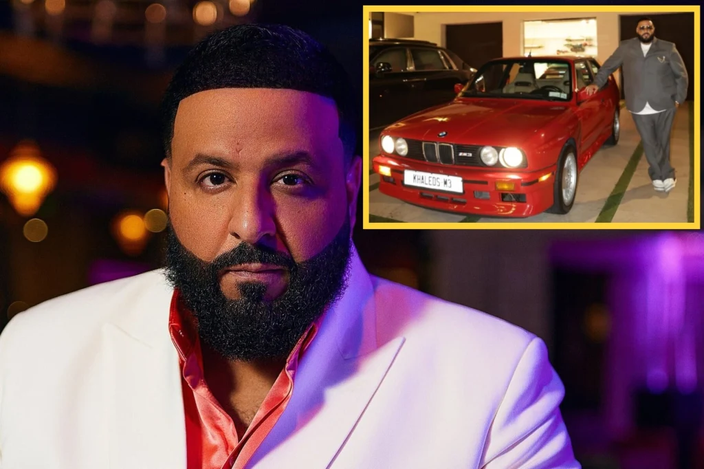 Podarowane mu przez Jay-Z BMW M3 E30 może kojarzyć się DJ Khaledowi z czasami młodości Mężczyzna z ciemną brodą w białej marynarce i różowej koszuli, na tle rozmytego, eleganckiego wnętrza. W rogu zdjęcia wstawiona mała grafika przedstawiająca tego samego mężczyznę w szarej marynarce stojącego obok czerwonego samochodu marki BMW.