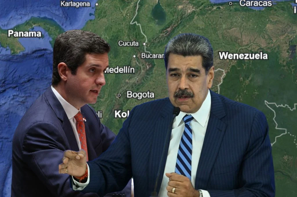 Panamski rząd chce mediować w konflikcie między USA a Wenezuelą Dwóch mężczyzn w garniturach, prawdopodobnie polityków, rozmawia na tle mapy Ameryki Południowej obejmującej Kolumbię, Wenezuelę oraz Panamę.