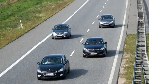Czy można wyprzedzać prawym pasem na autostradzie? Błąd w rozumieniu przepisów