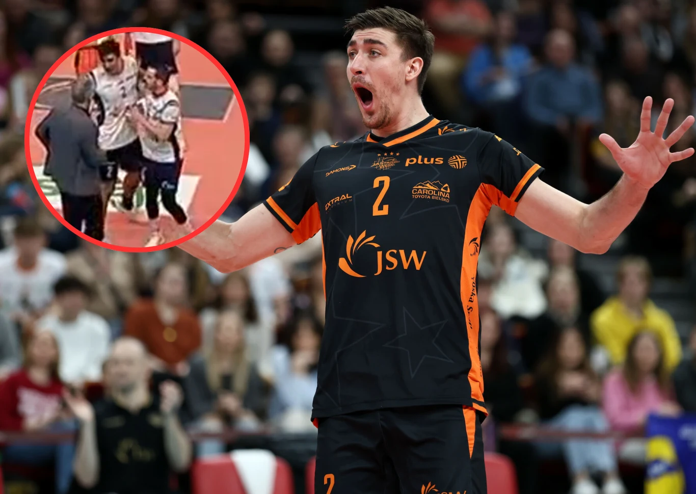 Łukasza Kaczmarka zirytowało zachowanie kibica. Siatkarza uspokajali Benjamin Toniutti i trener Andrzej Kowal (w kółeczku) Siatkarz ubrany w czarny strój z pomarańczowymi akcentami wyraża zaskoczenie lub emocje na tle rozmytego tłumu kibiców. W lewym górnym rogu znajduje się wstawka pokazująca grupę osób rozmawiających na parkiecie sportowym.