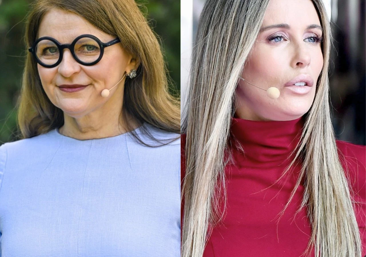 Dwie kobiety stojące obok siebie, każda z mikrofonem nagłownym, po lewej kobieta w okrągłych okularach i jasnoniebieskiej bluzce, po prawej kobieta o długich blond włosach w czerwonym golfie.