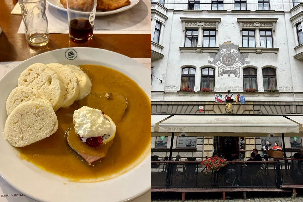 Tradycyjne czeskie danie z plastry wołowiny w sosie śmietanowym podane z knedlikiem i bitą śmietaną na jednym talerzu, obok szklanki z napojem, z drugiej strony zdjęcia fasada zabytkowej restauracji z zewnętrznym ogródkiem i kwietnikami.