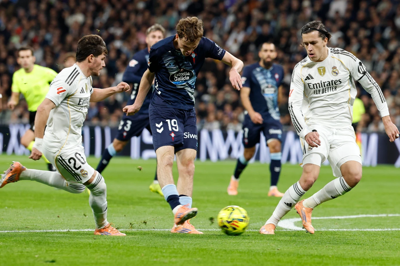 W niedzielny wieczór Williot Swedberg (nr 19) okazał się koszmarem Realu Trzech piłkarzy walczy o piłkę podczas meczu, dwóch zawodników w białych strojach drużyny Realu Madryt ściera się z graczem drużyny przeciwnej w granatowym stroju. W tle widoczni są pozostali zawodnicy i kibice na trybunach.