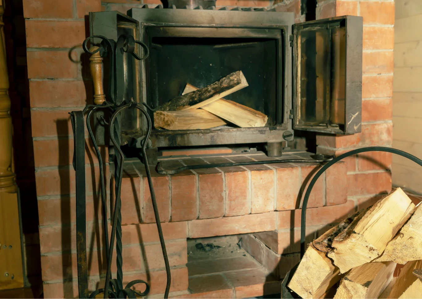 Kominek w domu dostarcza ciepła i przytulności w domu. Fot. audi100znam/123RF.com