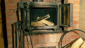 Kominek w domu dostarcza ciepła i przytulności w domu. Fot. audi100znam/123RF.com