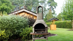 Kominek w ogrodzie daje nowe możliwości na spędzenie czasu. Fot. mariok/123RF.com