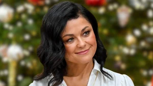 Katarzyna Cichopek w białej koszuli, rozpuszczonych włosach, na tle choinki