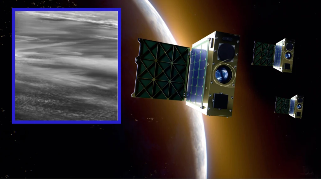 Pierwsze zdjęcie z orbity satelitarnej konstelacji PIAST. To klucz do kosmicznej elity dla Polski Satelity unoszą się w przestrzeni kosmicznej na tle planety częściowo oświetlonej promieniami słońca, w lewym górnym rogu znajduje się czarno-biały fragment zdjęcia powierzchni lub atmosfery.