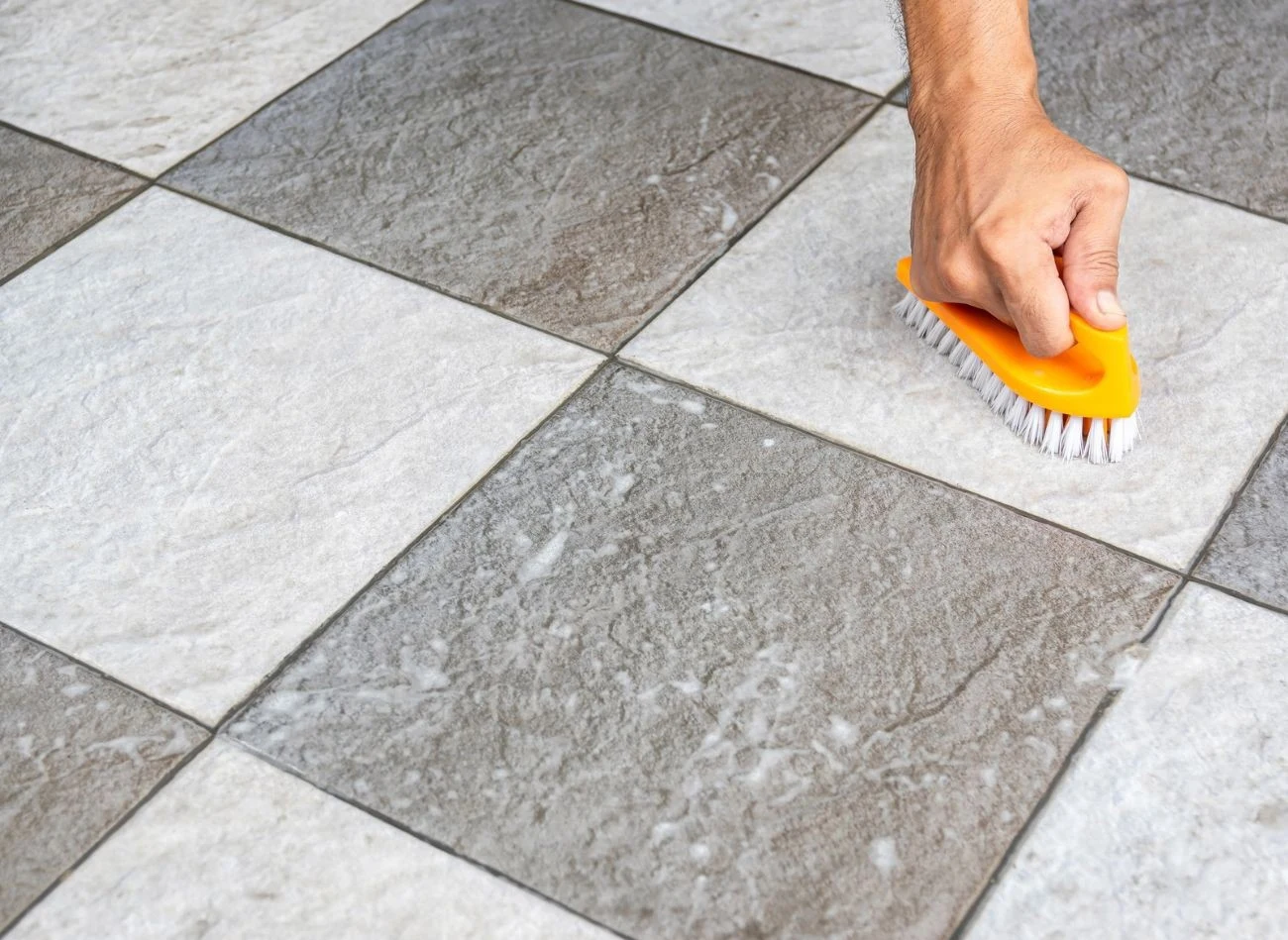 Brud z fug w podłodze łatwo wyczyścić również octem.