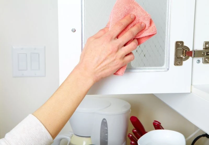 Jak wyczyścić drewniane szafki kuchenne z tłuszczu