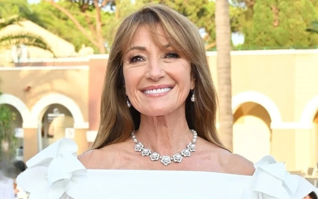 Uśmiechnięta Jane Seymour w eleganckiej białej kreacji i naszyjniku