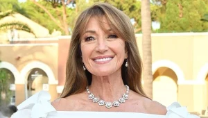 Uśmiechnięta Jane Seymour w eleganckiej białej kreacji i naszyjniku