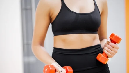 Wyrzeźbione ramiona bez siłowni. Zacznij dziś, efekty zobaczysz szybko