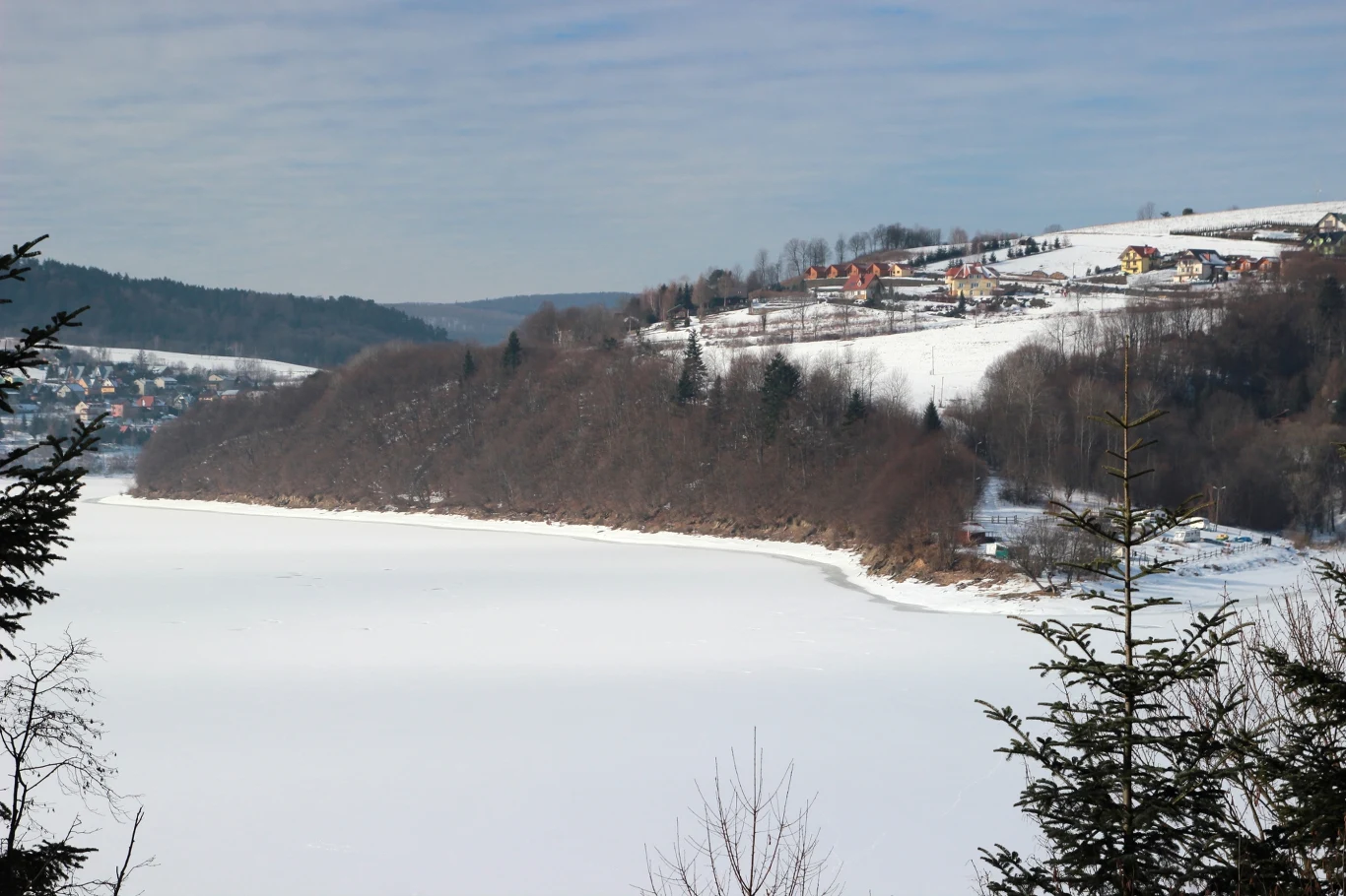 Polańczyk leży na zachodnim brzegu Jeziora Solińskiego, które zachwyca widokami w zimowej odsłonie 