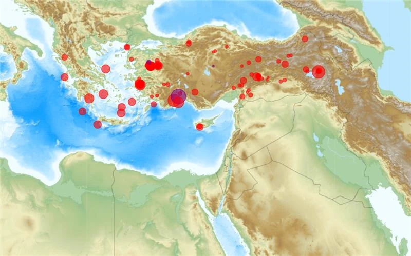 Turcja. Kraj nawiedziło trzęsienie ziemi Mapa fizyczna regionu obejmującego południowo-wschodnią Europę, Turcję oraz Bliski Wschód z zaznaczonymi czerwonymi punktami o różnej wielkości w miejscach, które mogą wskazywać na występowanie zjawisk geograficznych lub zdarzeń, takich jak trzęsienia ...