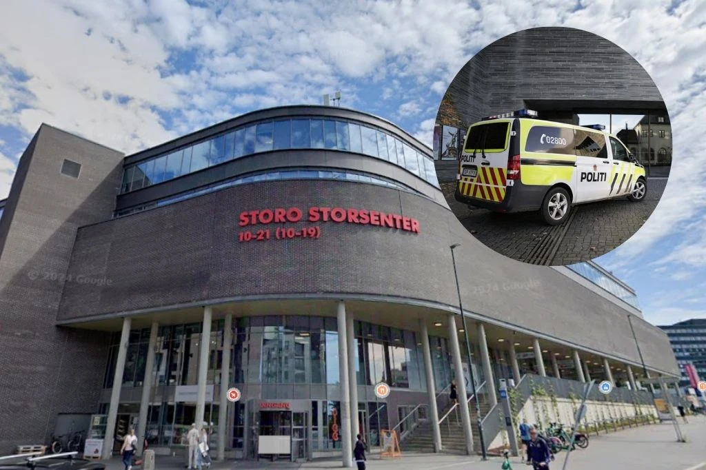 Fasada nowoczesnego centrum handlowego Storo Storsenter z wyraźnym napisem nad wejściem, pod którym znajduje się szklana elewacja i wejście z przeszklonym daszkiem. W rogu widoczny fragment zdjęcia przedstawiającego policyjny samochód na tle budynku.