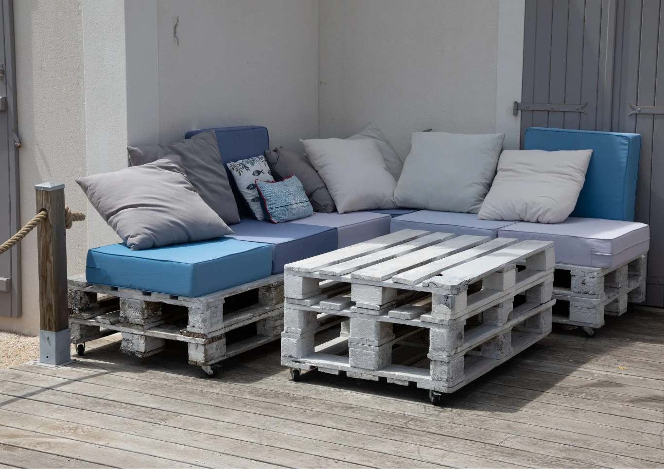 Meble z palet mogą dać ciekawe efekty. Fot. sylv1rob1/123RF.com