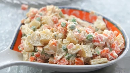 Sałatka jarzynowa to tradycyjna przekąska na święta i uroczystości rodzinne