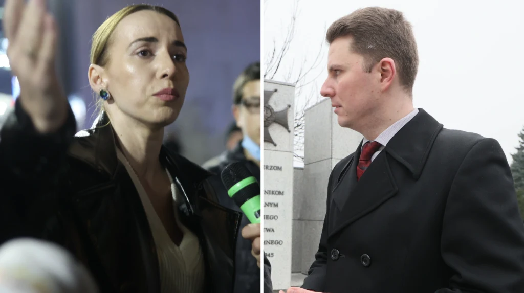 Po lewej stronie kobieta w czarnym płaszczu trzyma zielony mikrofon, wokół niej kilka osób w tle, po prawej stronie mężczyzna w ciemnym płaszczu i czerwonym krawacie stoi na tle szarego pomnika lub tablicy pamiątkowej na zewnątrz.