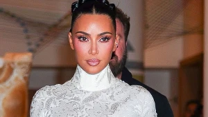Noszą je Kim Kardashian i Wersow. Powraca trend z lat 90.