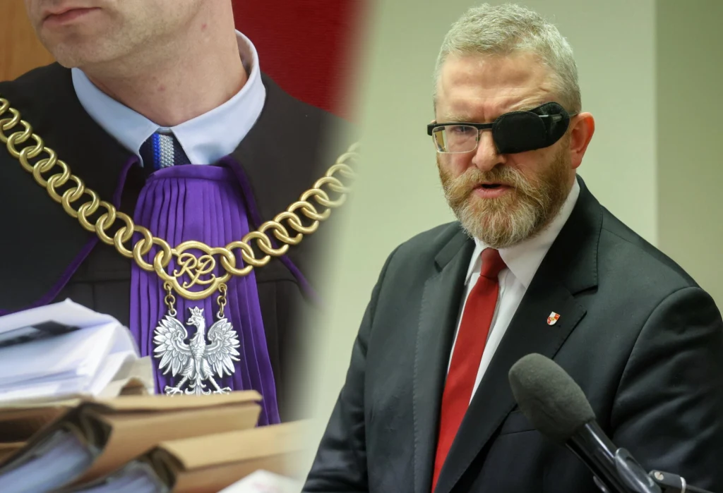 Zbliżenie na łańcuch sędziowski z orłem na todze oraz mężczyzna w garniturze i czerwonym krawacie, z opaską na oku, stojący przy mikrofonie.