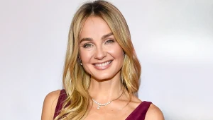 Małgorzata Socha w rozpuszczonych włosach, bordowej sukience z weluru, zdjęcie do dekoltu