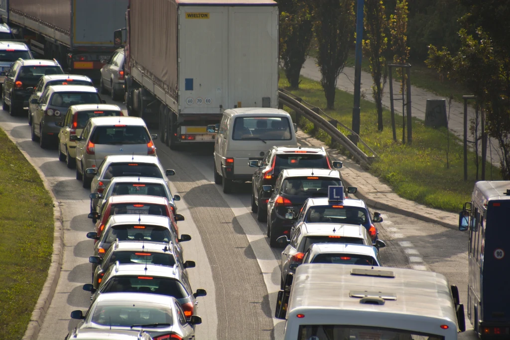 W Katowicach powstanie Strefa Czystego Transportu Zator drogowy na wielopasmowej ulicy z gęstym ruchem samochodowym, widoczne różne pojazdy osobowe, ciężarówka oraz autobus, wśród nich także samochód nauki jazdy z oznaczeniem L, panuje duże natężenie ruchu.