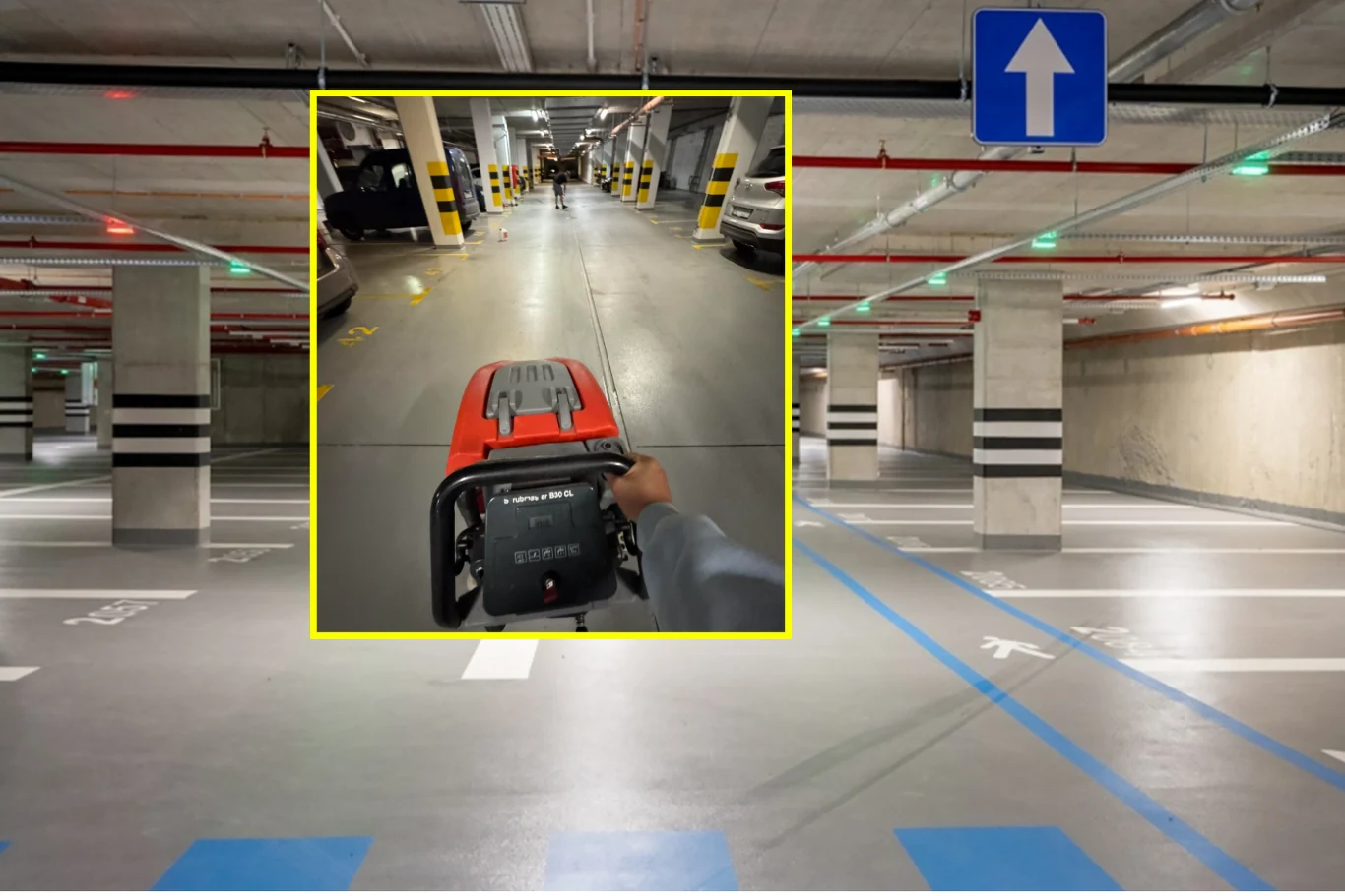 Ubrudził posadzkę w garażu podziemny. Administracja żąda zapłaty 169 tys. zł. / Fot. Rafał Motyl UM Warszawa i Hi_5 Pozornie zwyczajny podziemny parking samochodowy z pustymi miejscami, żółto-czarnymi słupami ochronnymi i niebieskimi liniami wyznaczającymi miejsca dla osób niepełnosprawnych; w centralnej części obrazu wyodrębniono mniejsze zdjęcie pokazujące osobę t...