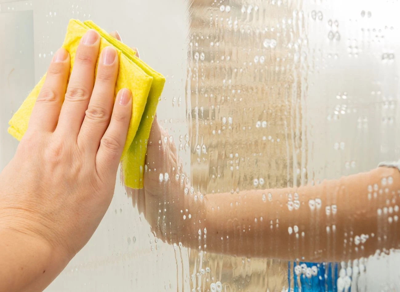 Do mycia lustra najlepiej jest używać preparatów o odczynie pH zbliżonym do obojętnego