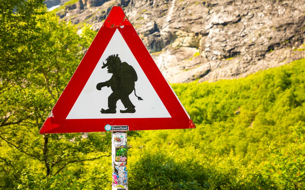 Popularny znak z wizerunkiem trolla spotykany przy norweskich szlakach