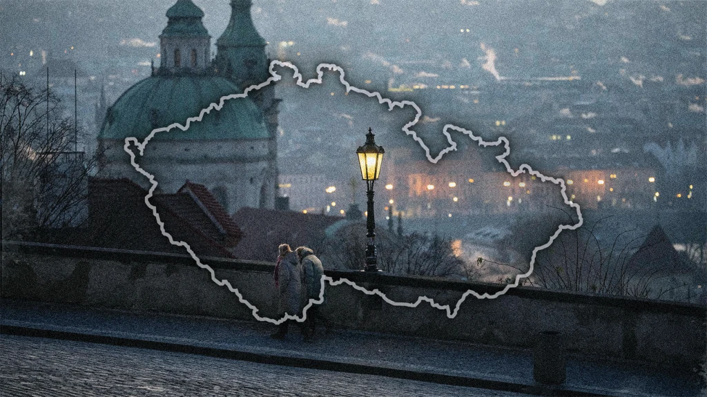 Dziś także Czesi biją na alarm w kwestii demografii (grafika: A.Włodarczyk/Interia) Sylwetka pary spacerującej wieczorem przy latarni na tle miasta, z wyraźnie zaznaczonym konturem granic Czeska oraz widocznymi charakterystycznymi kopułami architektury miejskiej.