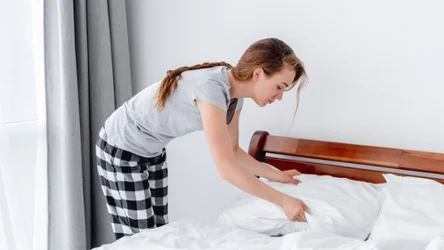 Pluskwy w domu to wielki problem. Mogą kryć się na przykład w szczelinach łóżka. Istnieje jednak domowa metoda na ich pozbycie się. 