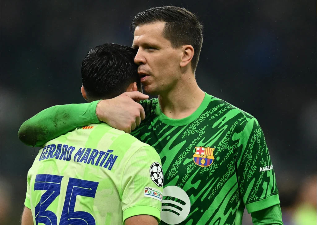 Dwóch piłkarzy obejmuje się po zakończonym meczu, jeden z nich w zielonej bramkarskiej koszulce drużyny FC Barcelona, drugi z numerem 35, widoczna atmosfera wsparcia i sportowej solidarności.