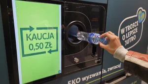 Odniósł puszki z kaucją i zażądał gotówki. Reakcja kasjerki zaskakuje