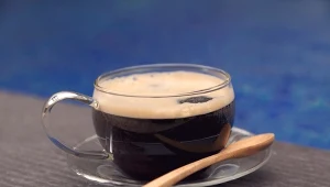 Polki i Polacy dodają go do kawy. Szkodzi dużo bardziej niż biały cukier