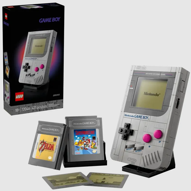 LEGO Game Boy Konstrukcja z klocków LEGO imitująca klasyczną konsolę przenośną Game Boy marki Nintendo, zestaw zawiera także opakowanie oraz repliki kartridży do gier i stojak ekspozycyjny.