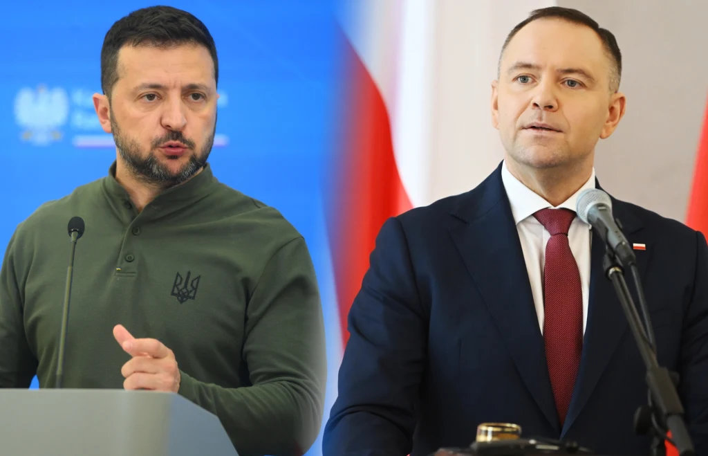 Prezydent Wołodymyr Zełenski zaprasza Karola Nawrockiego do Ukrainy Dwóch mężczyzn przemawia przed mikrofonami na tle flag narodowych. Po lewej stronie, ubranego w zieloną bluzę mężczyznę, oddziela od prawej strony, gdzie znajduje się mężczyzna w garniturze i czerwonym krawacie, rozmyte przejście kolorów.