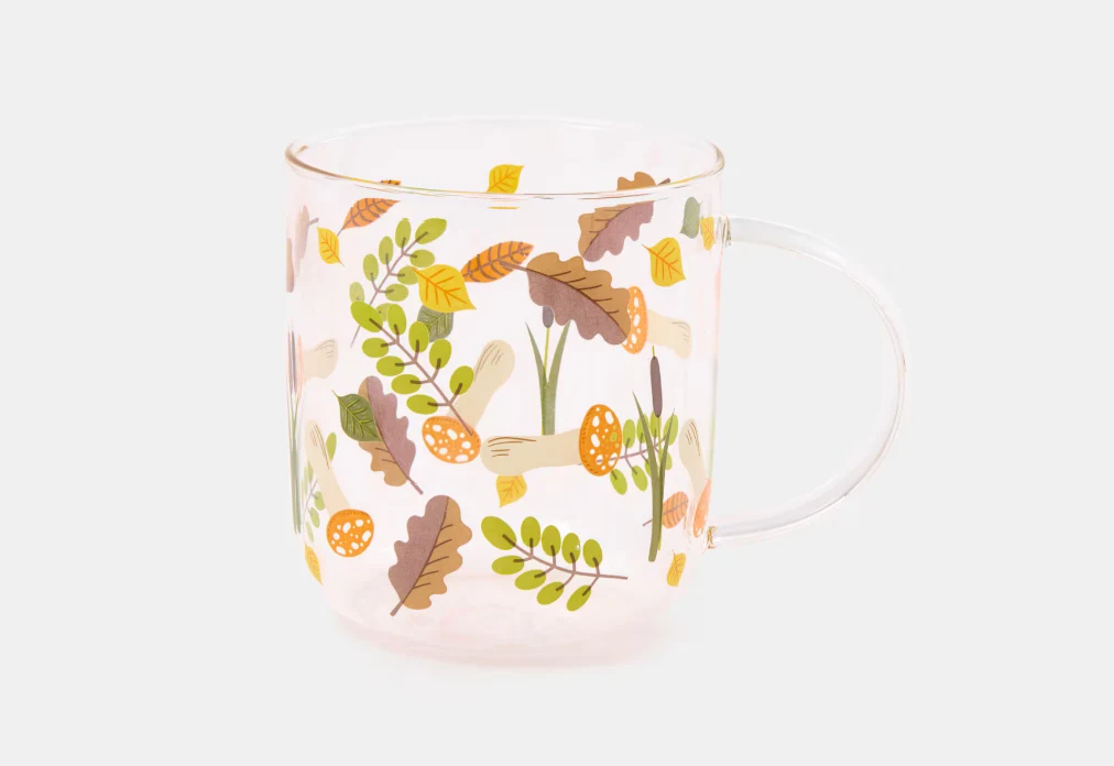 Sinsay wycofuje ze sprzedaży produkt w postaci kubka Szklany kubek ozdobiony kolorowymi motywami jesiennych liści, grzybów i żołędzi na przezroczystym tle.