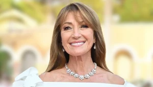 Uśmiechnięta Jane Seymour w białej eleganckiej sukni