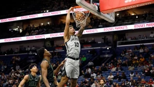 Tak potraktowany został Sochan. Efektowny wsad, a później "rola widza"