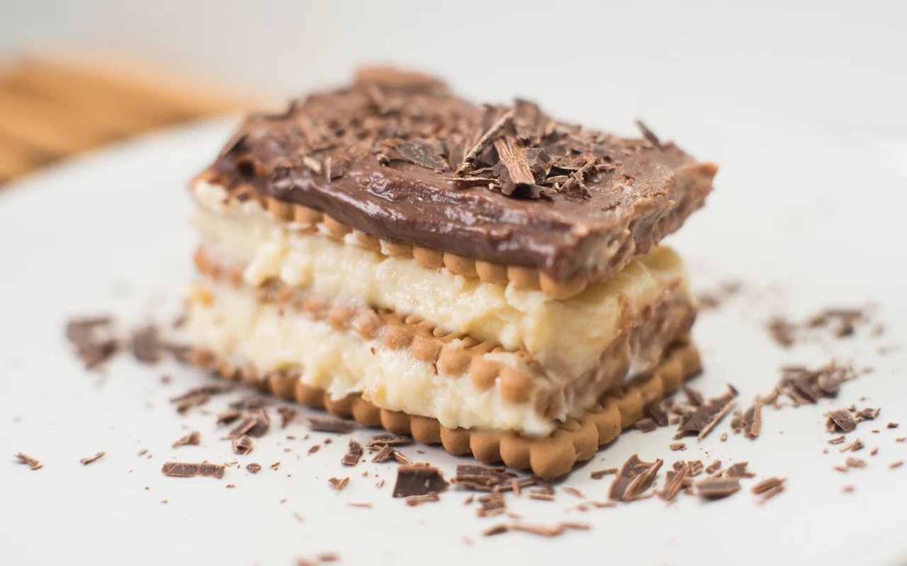 Kawałek ciasta z herbatników i masy kaszowej, polany polewą czekoladową