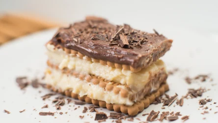 Kawałek ciasta z herbatników i masy kaszowej, polany polewą czekoladową