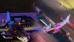 Dwa samoloty rozbiły na drogach w USA. Jeden z nich uderzył w samochód