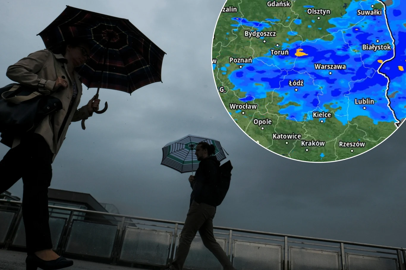 Wtorek będzie deszczowy i pochmurny w większości kraju. Mimo wszystko będzie ciepło, szczególnie w zachodniej części Polski Sylwetki dwóch osób idących z parasolami przez most podczas deszczowej pogody, w tle ciemne chmury, w prawym górnym rogu widoczna mapa meteorologiczna Polski z zaznaczonym obszarem występowania intensywnych opadów.