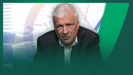 Starszy mężczyzna o siwych włosach w garniturze na tle graficznym przedstawiającym zegar, wskazówki, cyfry i zielone elementy graficzne.