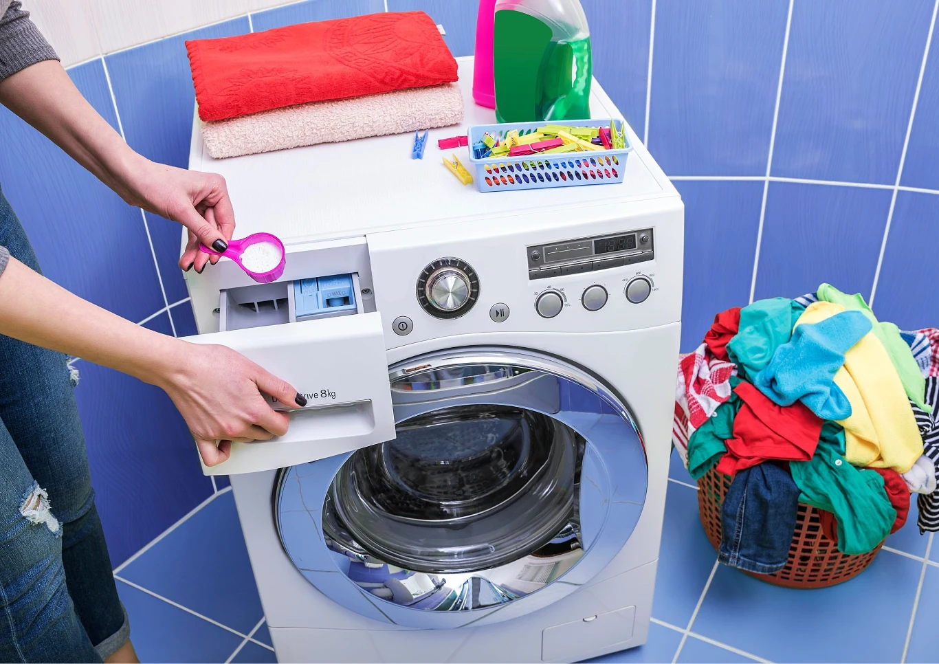 Regularne czyszczenie pralki pomaga uniknąć tworzenia się kamienia i pleśni. Fot. tanyar30/123RF.com