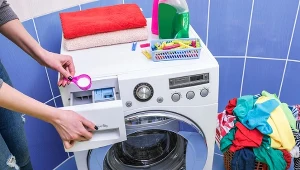 Regularne czyszczenie pralki pomaga uniknąć tworzenia się kamienia i pleśni. Fot. tanyar30/123RF.com